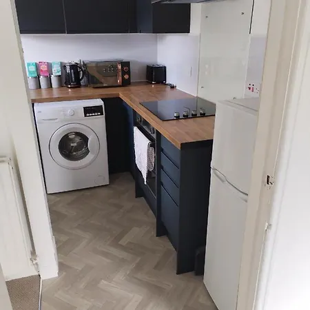 Flat Sleeps 5 People In